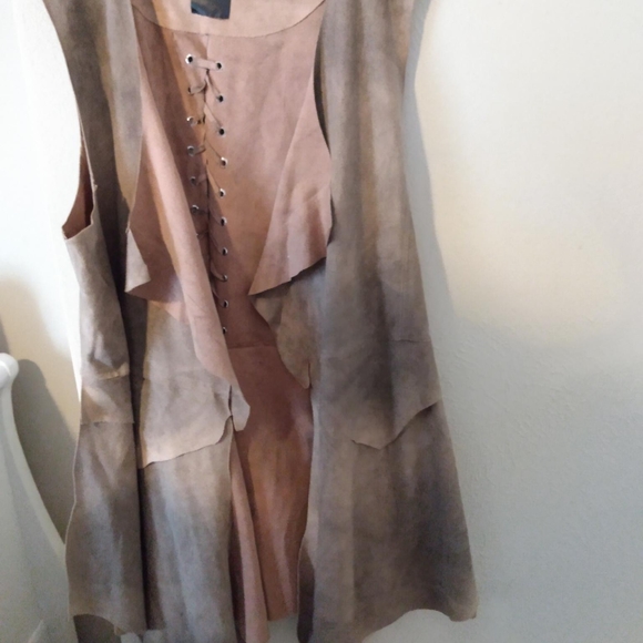 Suede tan vest - Picture 3 of 3